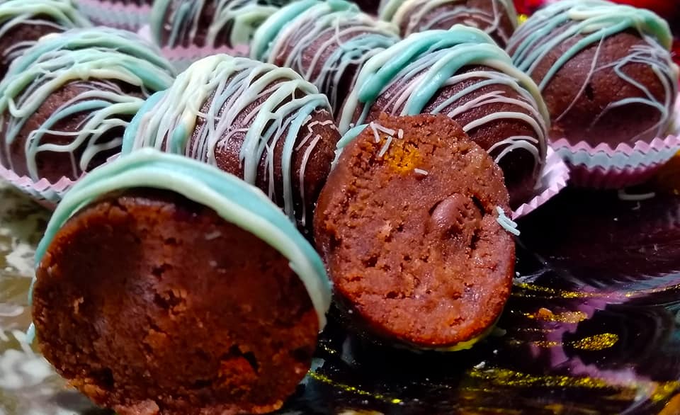 Τρουφάκια με το κέικ που μας περίσσεψε για κέρασμα