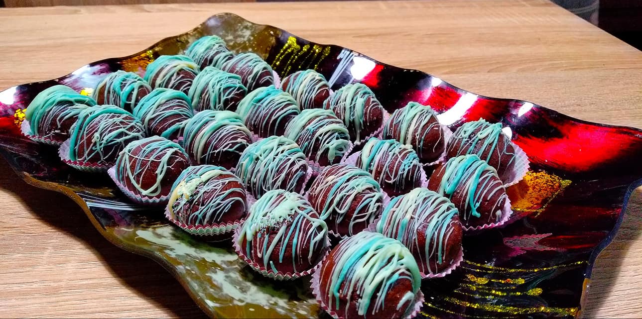 Τρουφάκια με το κέικ που μας περίσσεψε για κέρασμα