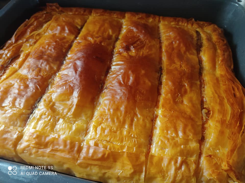 Τυρόπιτα με τραγανό χωριάτικο φύλλο και γραβιέρα για το σχολείο