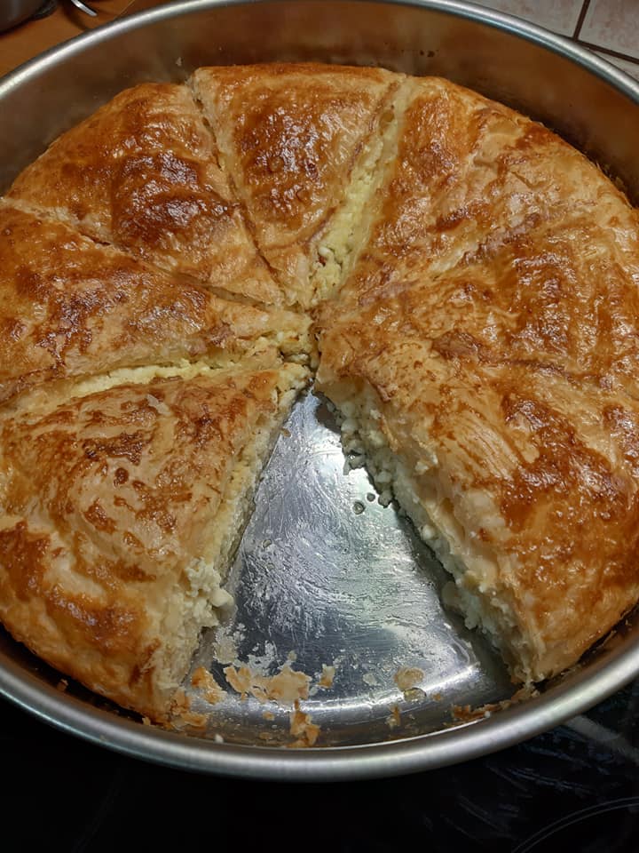 Τυρόπιτα-σφολιάτας με σιμιγδάλι-συνταγή-