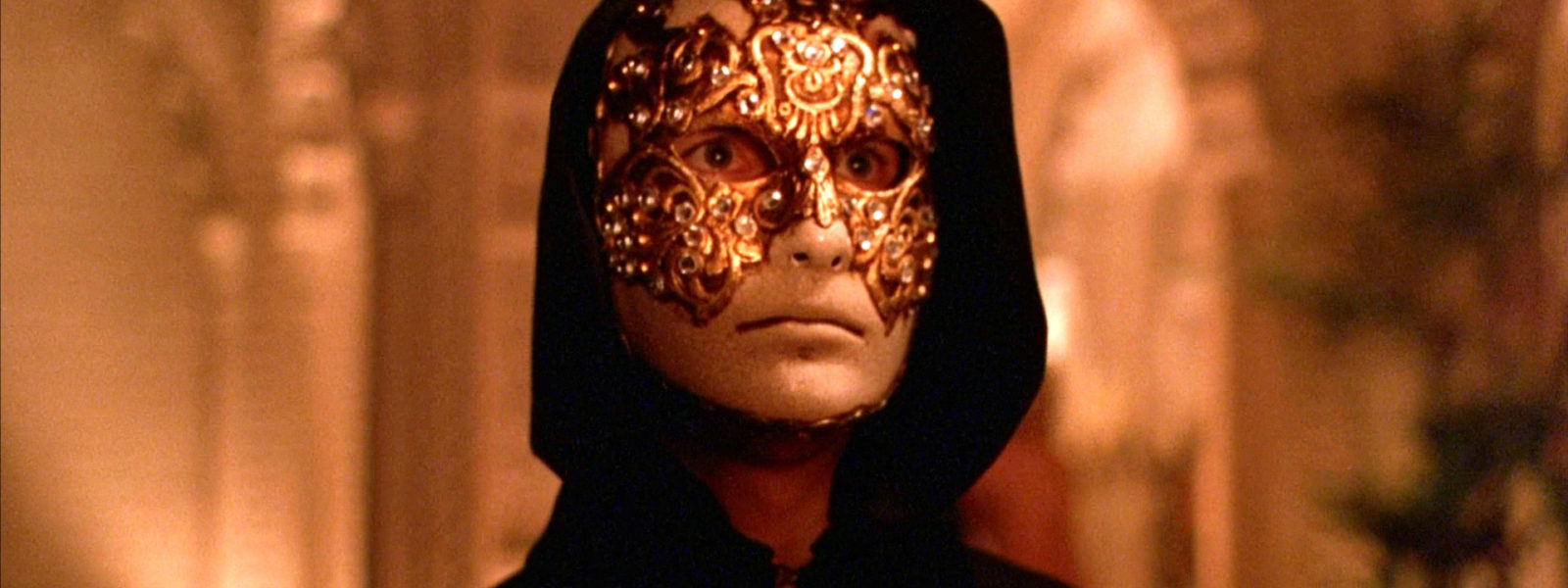 Eyes Wide Shut: Η διαχρονική ταινία του Στάνλεϊ Κιούμπρικ που συνδέθηκε με την υπόθεση Έπσταϊν και βγάζει στο φως το σκοτεινό κύκλωμα πολλά χρόνια πριν το σκάνδαλο