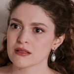 Grand Hotel: Μένει χήρα και μεγαλώνει το παιδί μόνη της