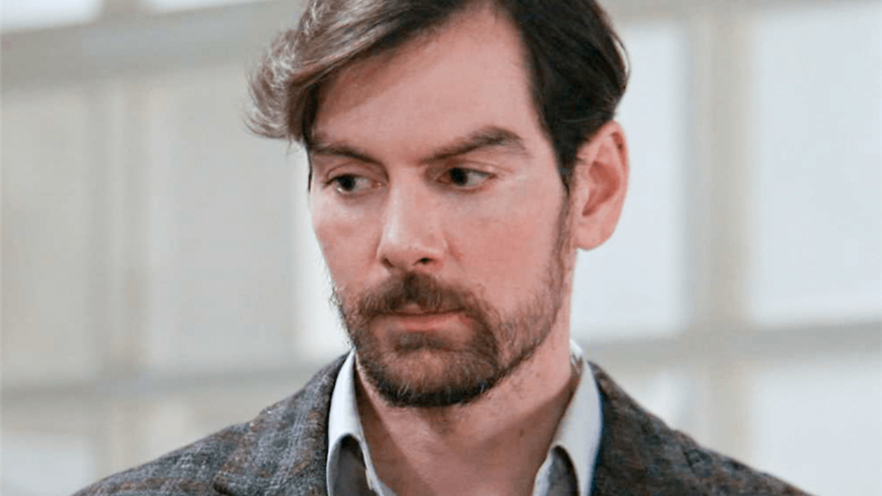 Grand Hotel: Ο Πέτρος καταστρέφεται και καταλήγει αλκοολικός και καταθλιπτικός