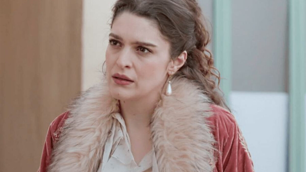 Grand hotel: Η Αλίκη εγκαταλείπει και τους δύο και μεγαλώνει μόνη το παιδί της