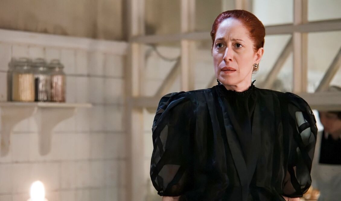 Grand hotel: Η Αλίκη πετάει με τις κλωτσιές την Αγγέλα έξω από το ξενοδοχείο