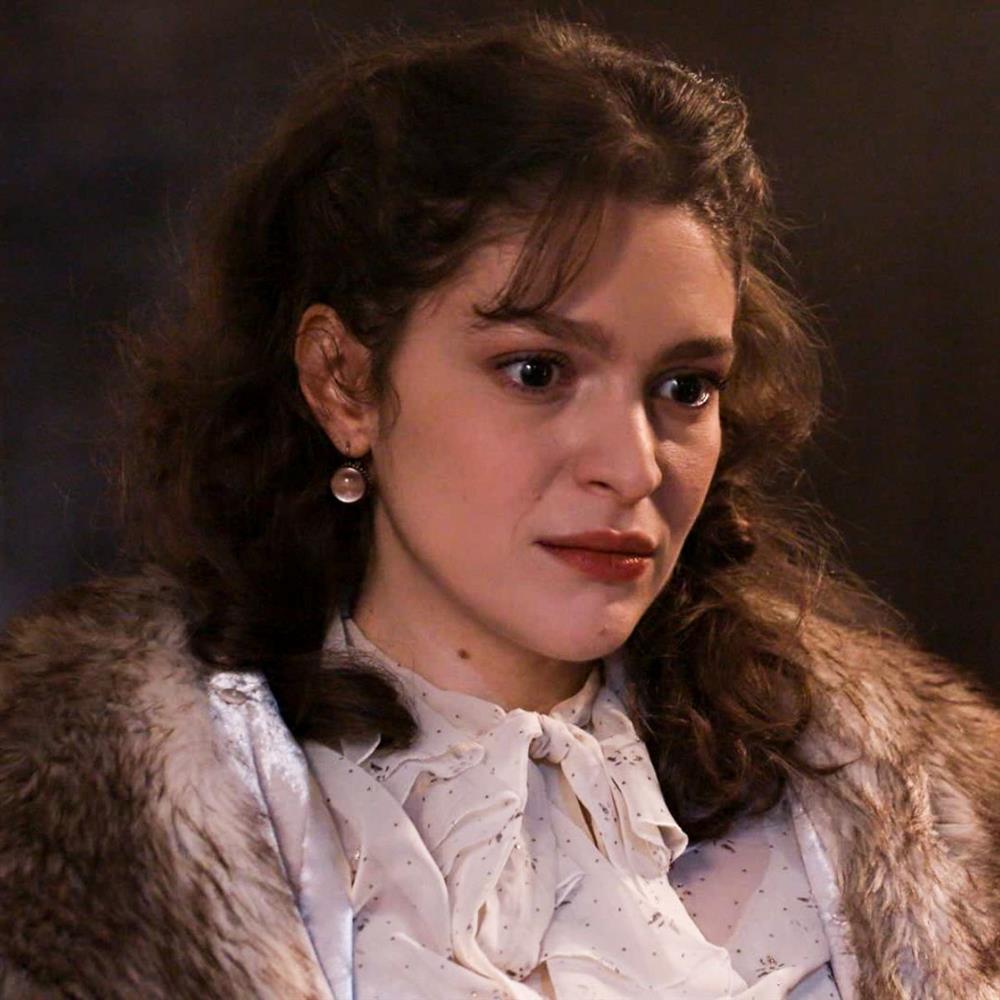 Grand hotel: Η Αλίκη πετάει με τις κλωτσιές την Αγγέλα έξω από το ξενοδοχείο