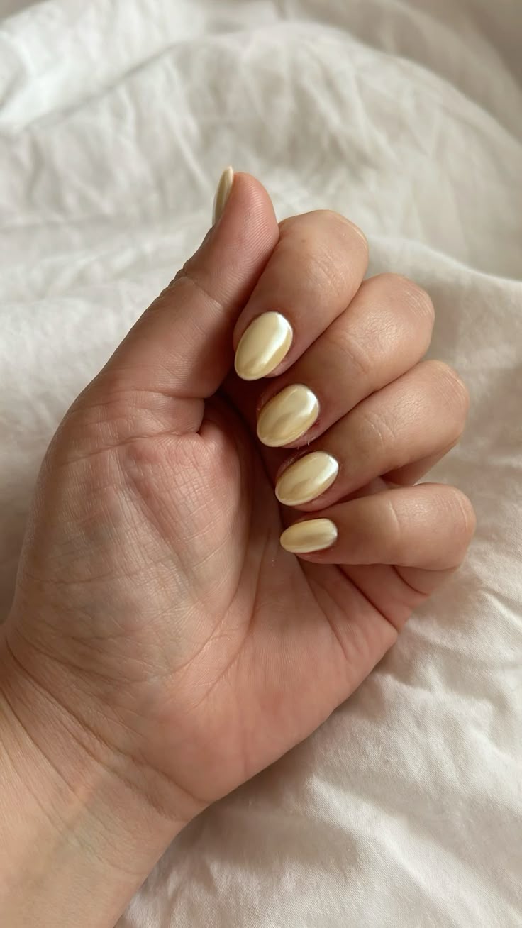 Sorbet yellow nails: Το νέο trend του Καλοκαιριού 2026 που ταιριάζει σε κάθε γυναίκα