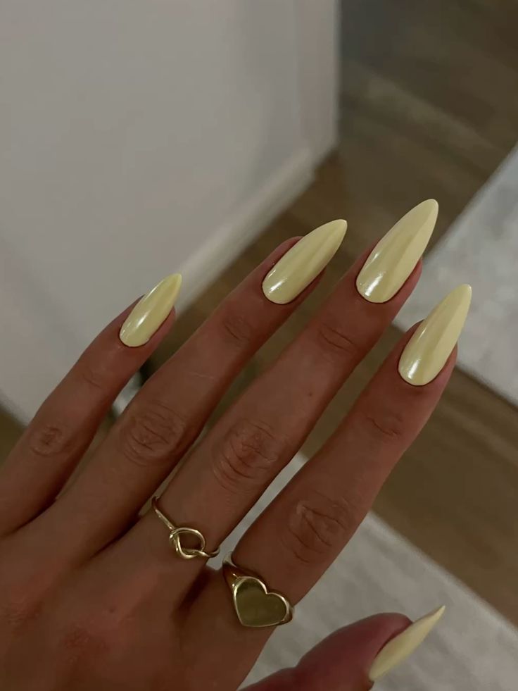Sorbet yellow nails: Το νέο trend του Καλοκαιριού 2026 που ταιριάζει σε κάθε γυναίκα