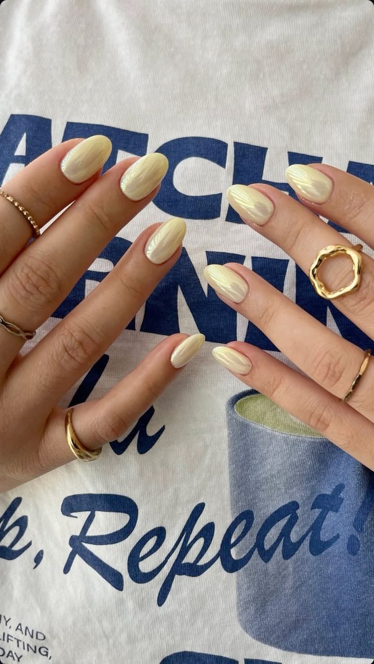 Sorbet yellow nails: Το νέο trend του Καλοκαιριού 2026 που ταιριάζει σε κάθε γυναίκα