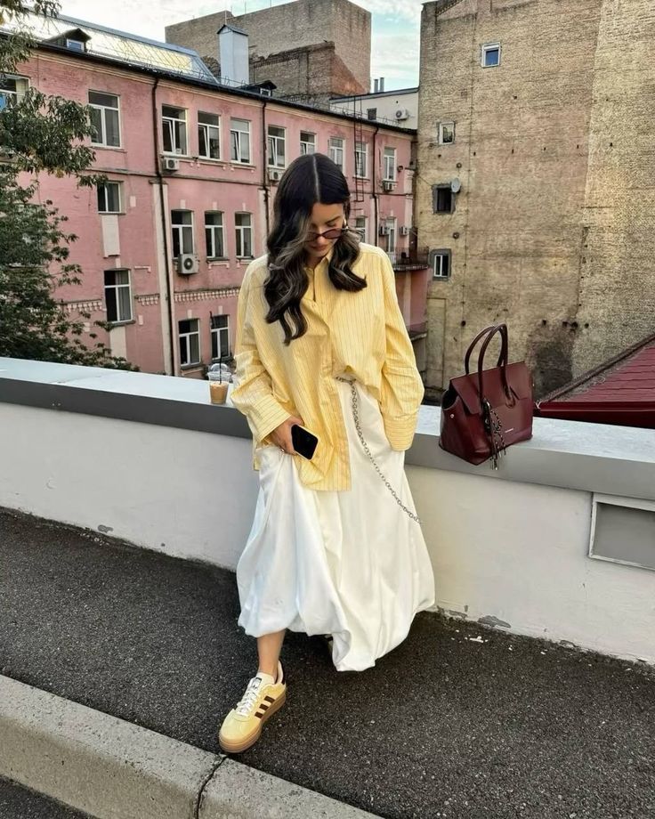 Yellow outfits: 10 τρόποι να φορέσεις το απόλυτο trend την Άνοιξη 2026