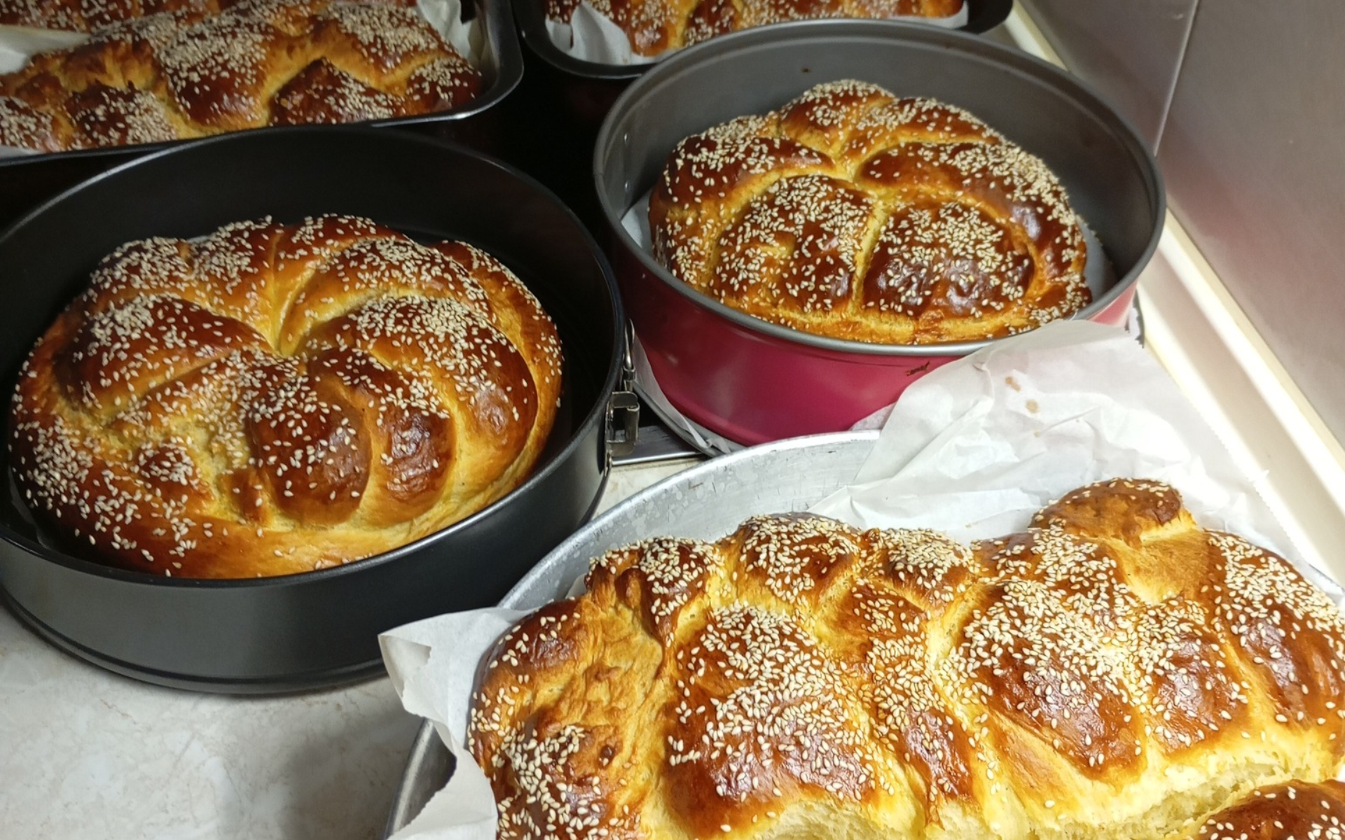 Αφράτα Πασχαλινά τσουρέκια με σουσάμι