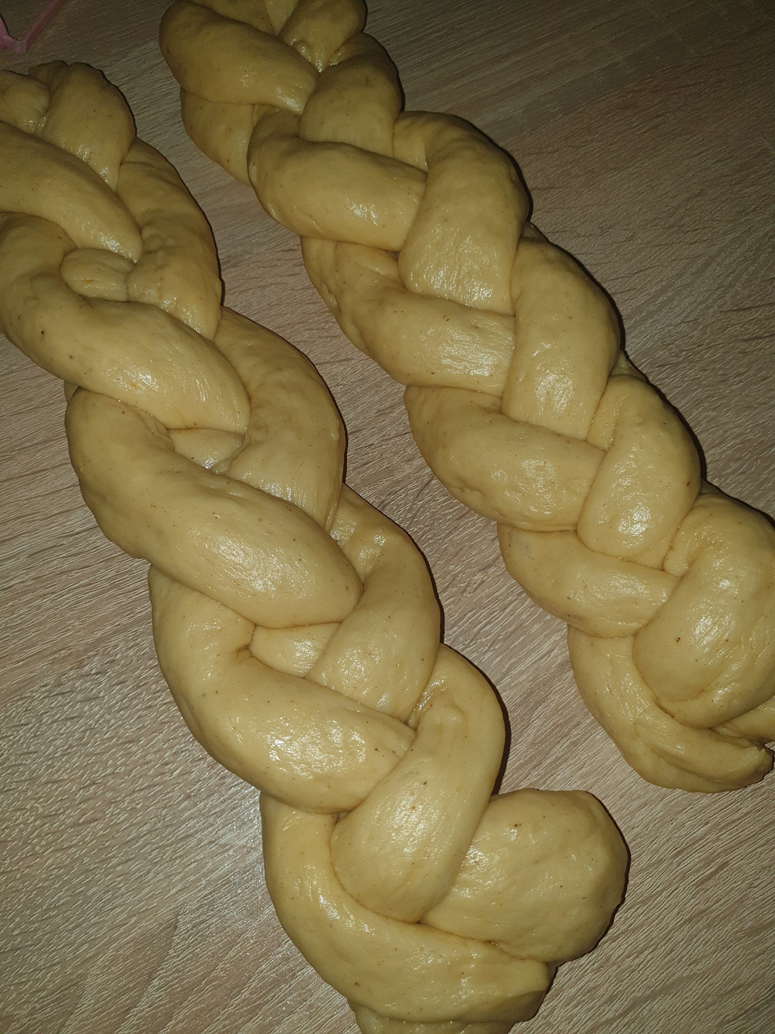 Αφράτα τσουρέκια με ίνες που μοσχοβολούν πορτοκάλι