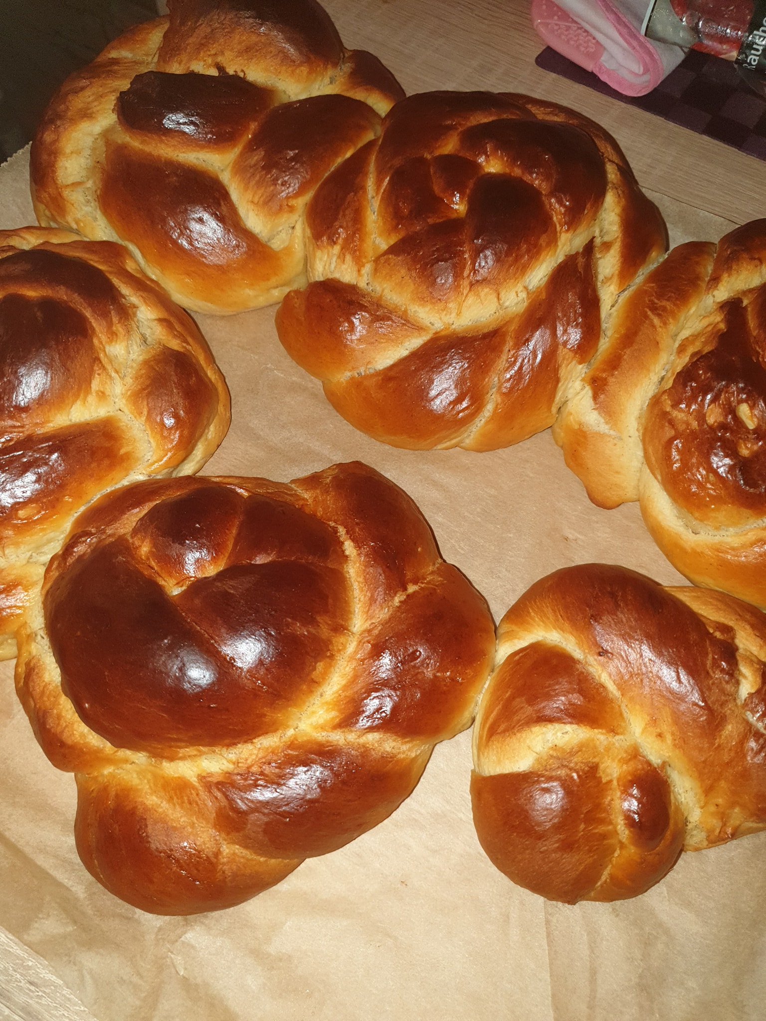 Αφράτα τσουρέκια με ίνες που μοσχοβολούν πορτοκάλι