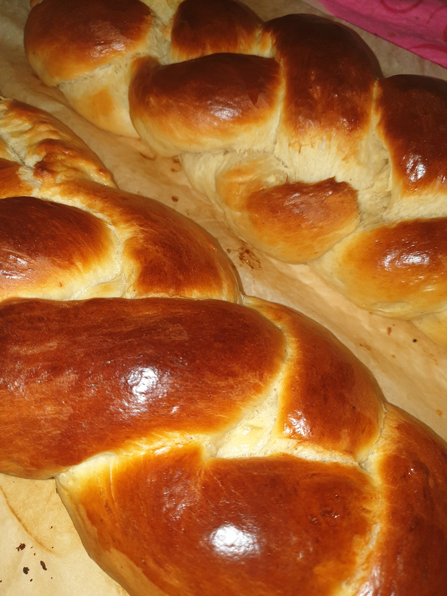 Αφράτα τσουρέκια με ίνες που μοσχοβολούν πορτοκάλι