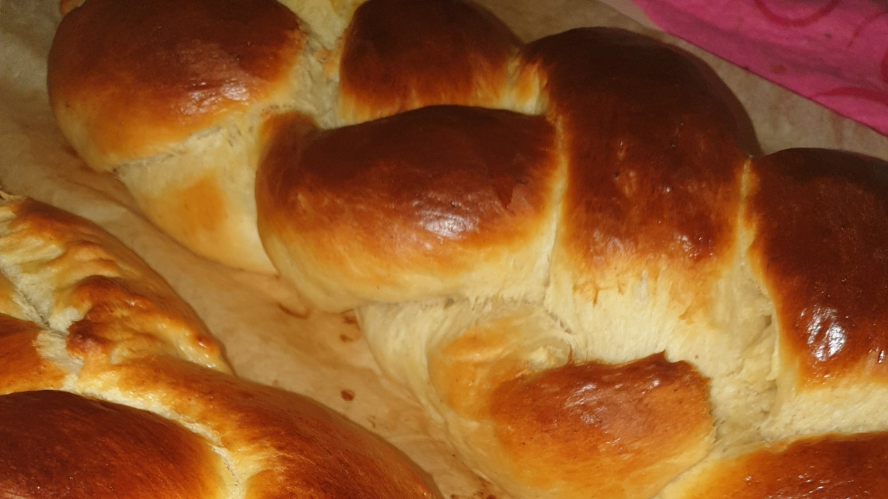 Αφράτα τσουρέκια με ίνες που μοσχοβολούν πορτοκάλι