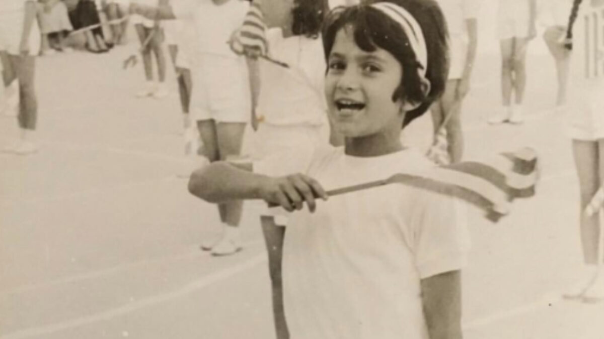 Αναγνωρίζετε το κοριτσάκι της φωτογραφίας; Σήμερα είναι η πιο καταξιωμένη Ελληνίδα τραγουδίστρια