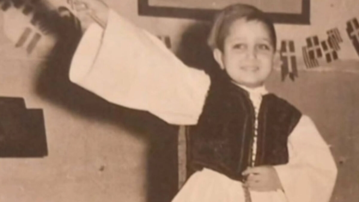 Αναγνωρίζετε το παιδάκι της φωτογραφίας; Σήμερα είναι από τους πιο γνωστούς Έλληνες ηθοποιούς