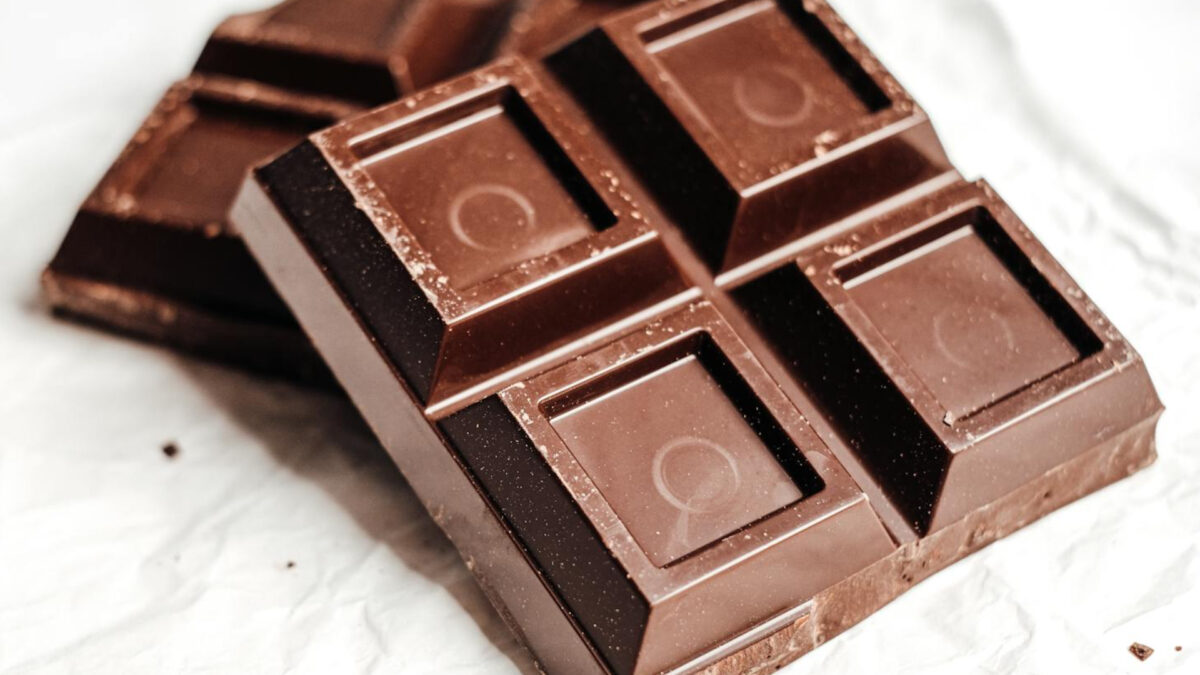 Ανακαλείται σοκολάτα που υπάρχει και στα ελληνικά ράφια - Βρέθηκαν πετραδάκια