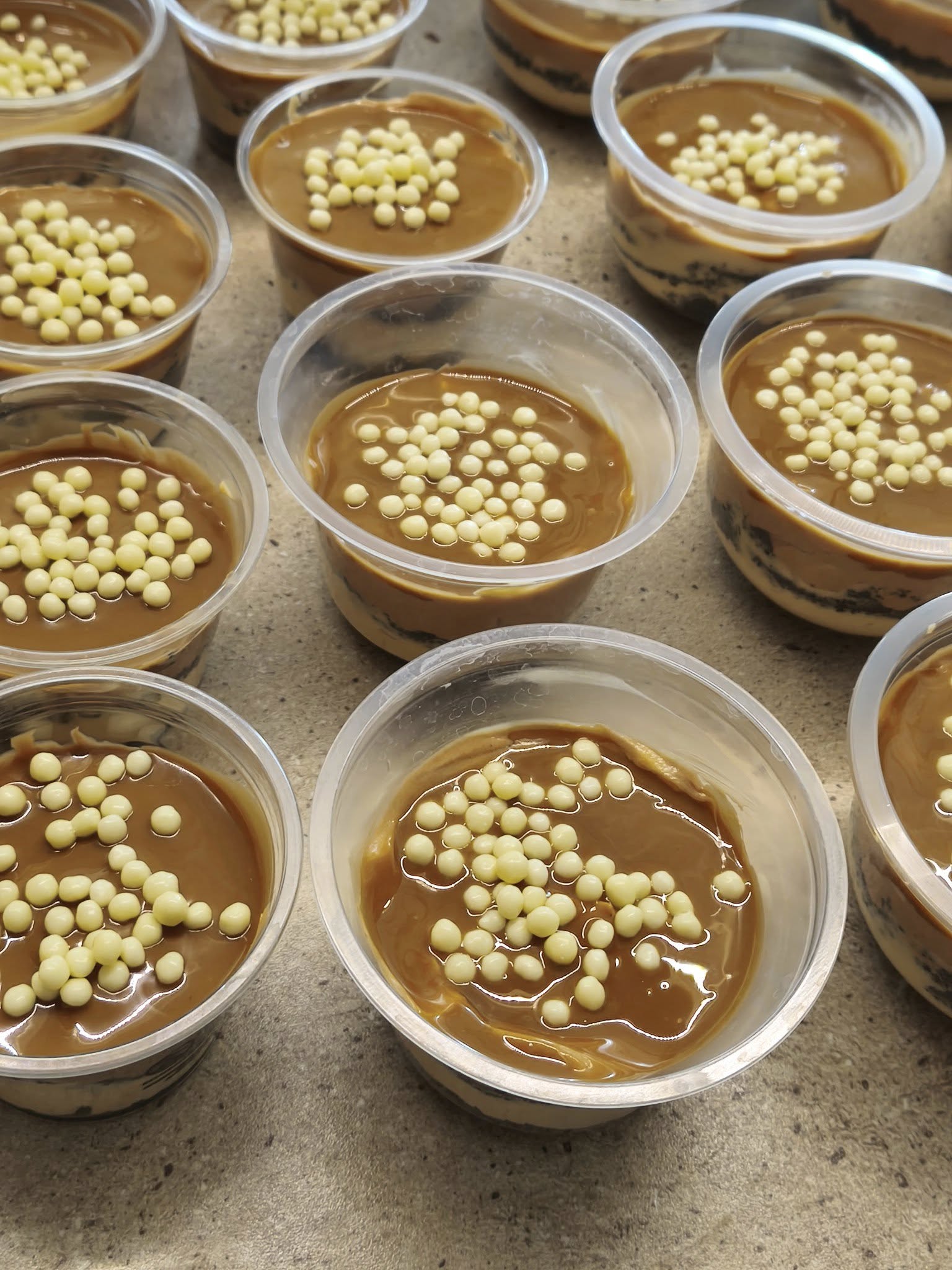 Ατομικά γλυκά στο ποτήρι με Μερέντα και κρέμα μπισκότο για το Πασχαλινό τραπέζι