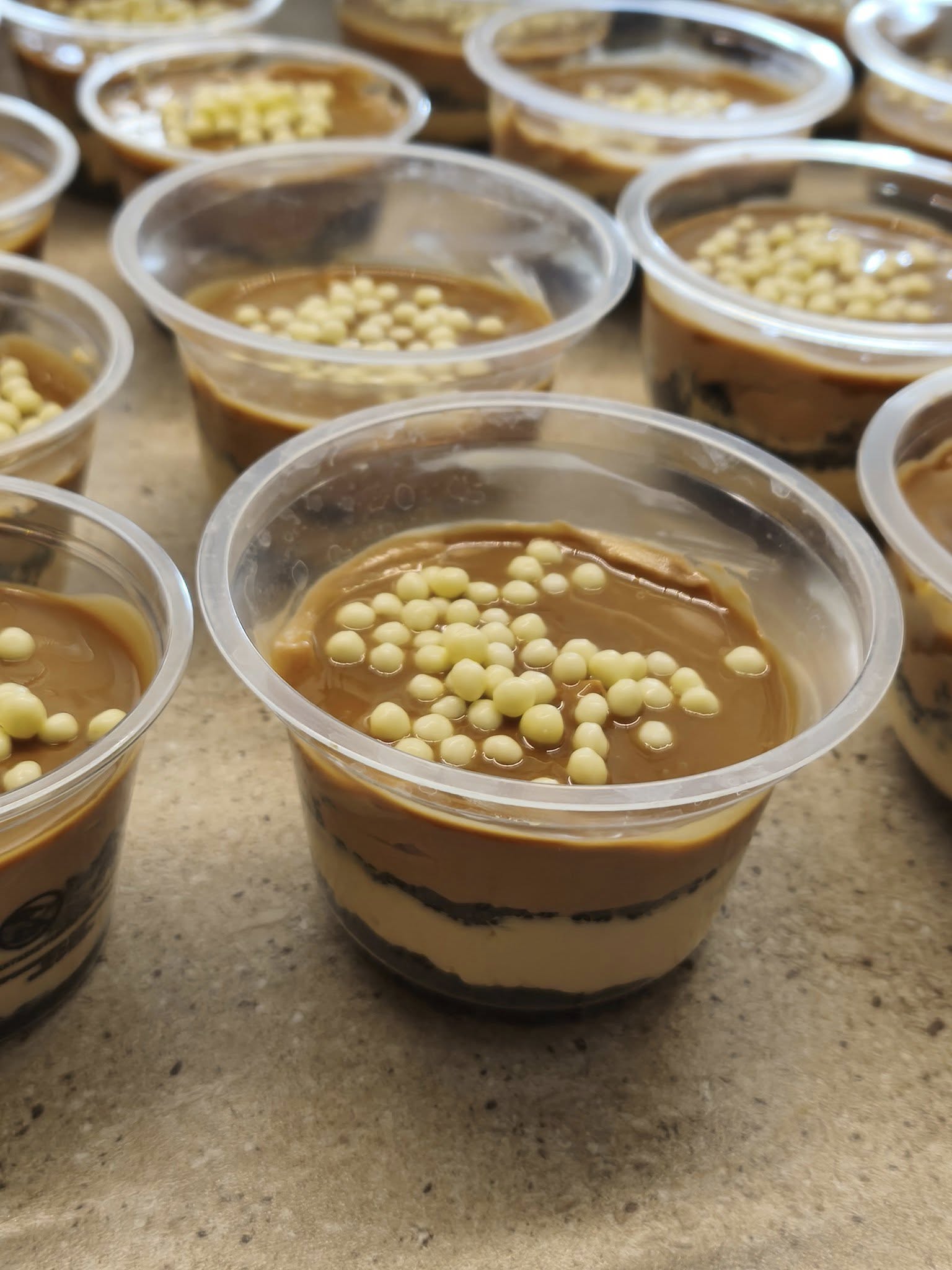 Ατομικά γλυκά στο ποτήρι με Μερέντα και κρέμα μπισκότο για το Πασχαλινό τραπέζι