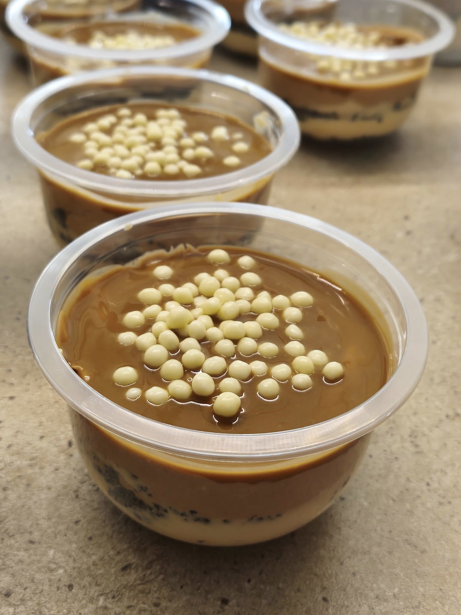 Ατομικά γλυκά στο ποτήρι με Μερέντα και κρέμα μπισκότο για το Πασχαλινό τραπέζι