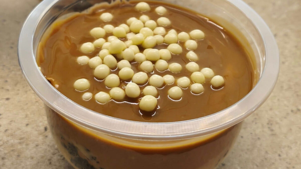 Ατομικά γλυκά στο ποτήρι με Μερέντα και κρέμα μπισκότο για το Πασχαλινό τραπέζι