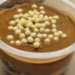 Ατομικά γλυκά στο ποτήρι με Μερέντα και κρέμα μπισκότο για το Πασχαλινό τραπέζι