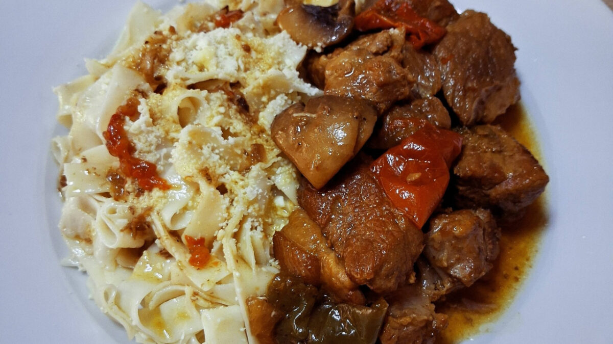 Χοιρινή τηγανιά με μπύρα πιπεριές και μανιτάρια