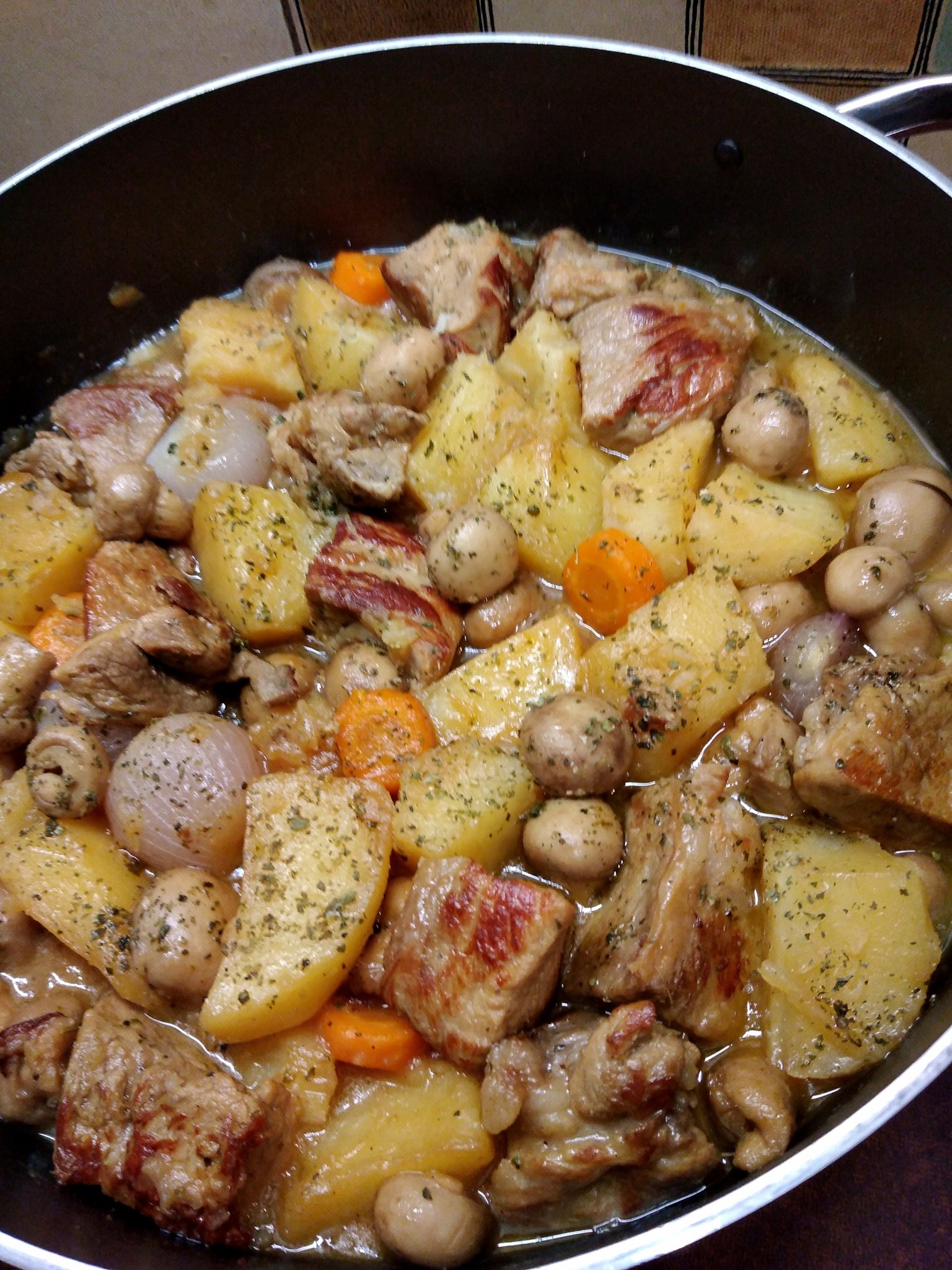 Χοιρινό-κρασάτο-με πατάτες-και μανιτάρια-στην κατσαρόλα-