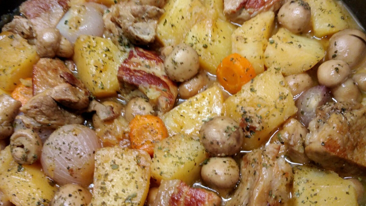 Χοιρινό κρασάτο με πατάτες και μανιτάρια στην κατσαρόλα