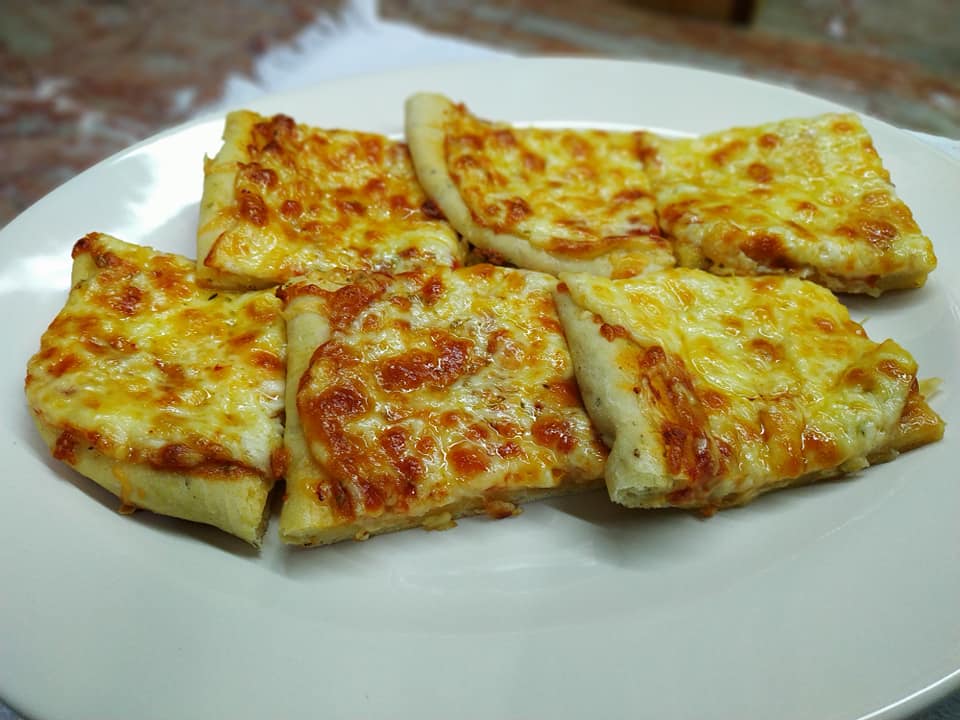 Εύκολη πίτσα με αφράτο ζυμάρι για το σχολείο