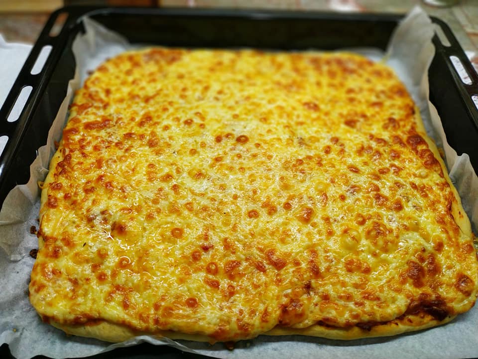 Εύκολη πίτσα με αφράτο ζυμάρι για το σχολείο