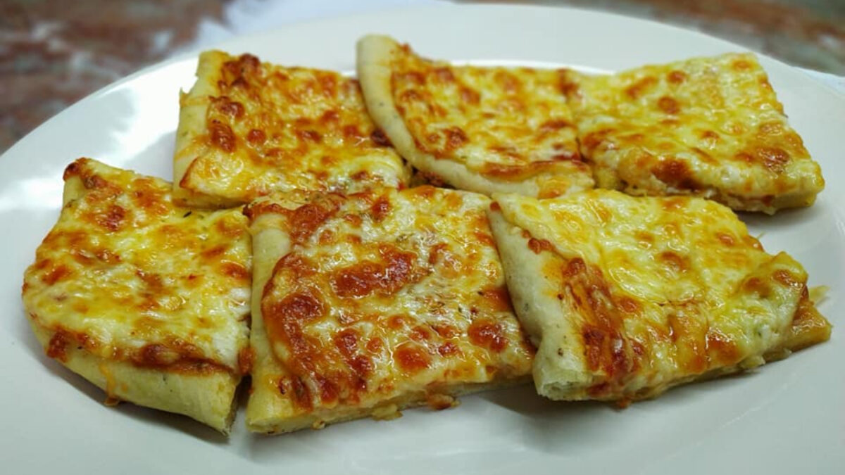 Εύκολη πίτσα με αφράτο ζυμάρι για το σχολείο