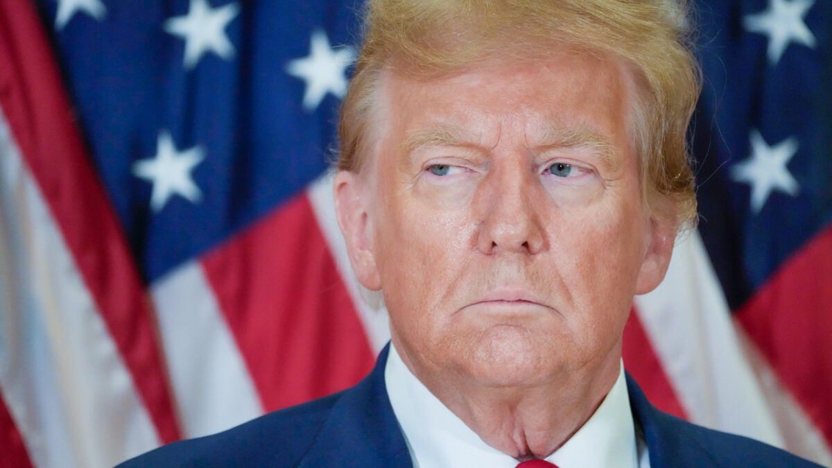 Είναι ο Ντόναλντ Τραμπ χρονοταξιδιώτης; Τα στοιχεία που έχουν διχάσει το διαδίκτυο