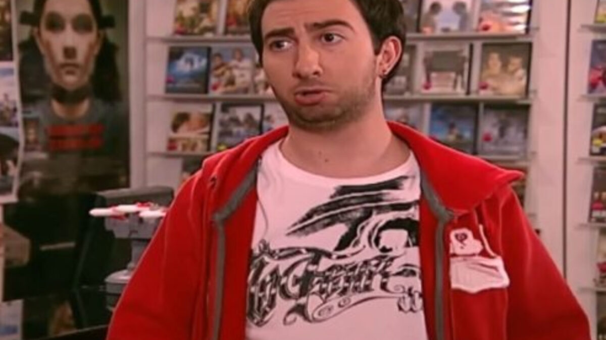 Η επανεμφάνιση του Τζίμη από τη Πολυκατοικία - Παίζει σε σειρά που σαρώνει στο Netflix (βίντεο)