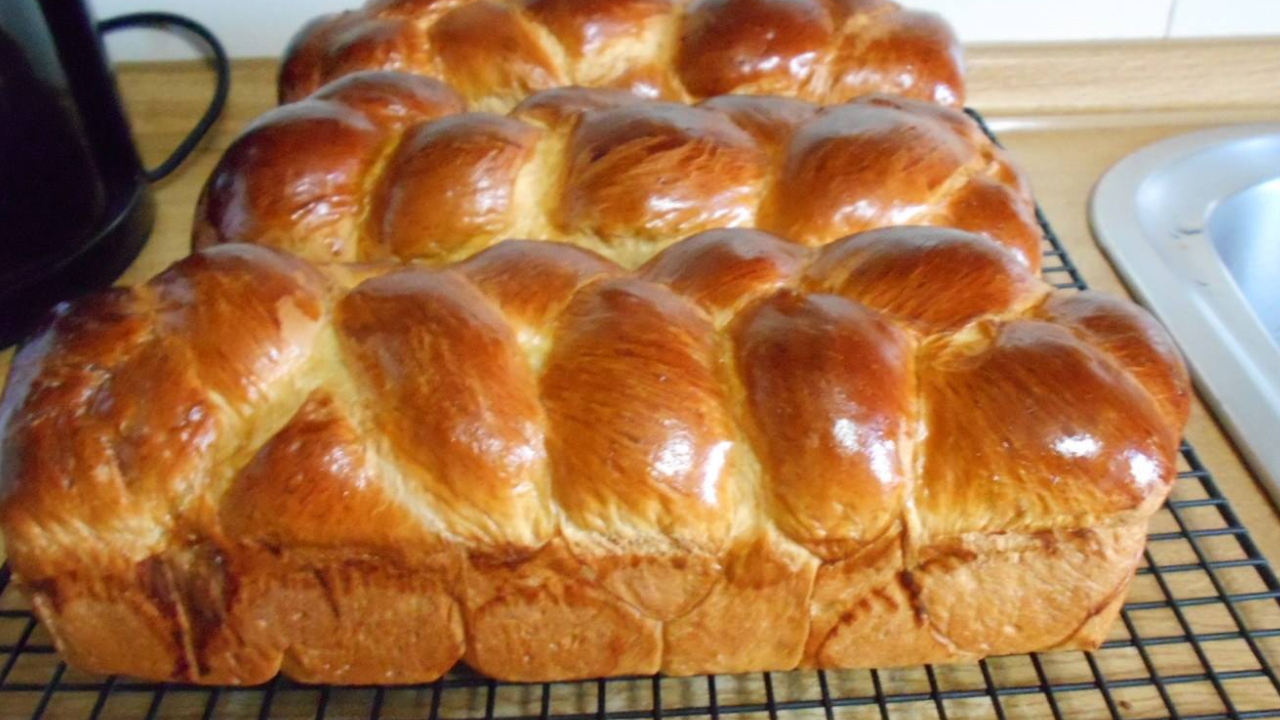 Επαγγελματική συνταγή για Πασχαλινά τσουρέκια με ίνες στον αρτοπαρασκευαστή