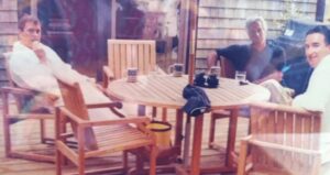 Η φωτογραφία του Έπσταϊν που εκθέτει τον πρώην πρίγκιπα Άντριου - Ποιος είναι ο σκοτεινός πρίγκιπας που κάθεται μαζί τους;