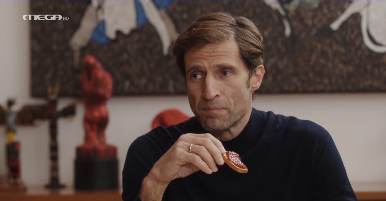 Η Γη της Ελιάς: Ο Κωνσταντίνος προσπαθεί να ανοίξει τα μάτια στον Τζον για την Αθηνά αλλά μάταια