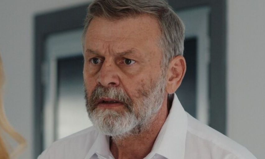 Η Γη της Ελιάς: Ο Κωνσταντίνος προσπαθεί να ανοίξει τα μάτια στον Τζον για την Αθηνά αλλά μάταια