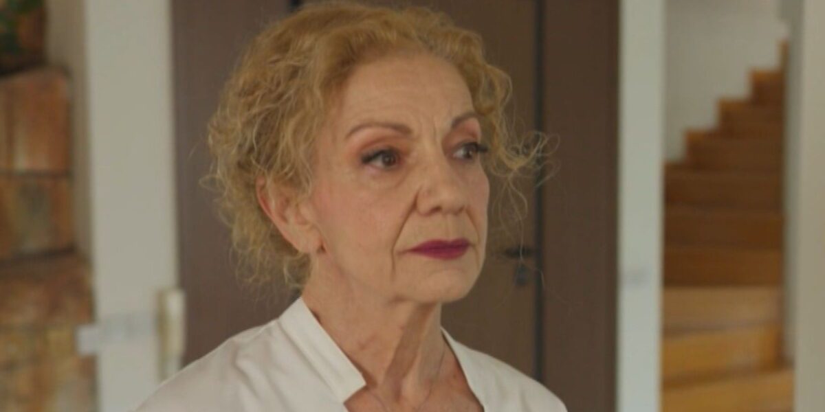 Η Γη της Ελιάς: Τη ξεγράφει από τη ζωή της και την αφήνει ολομόναχη