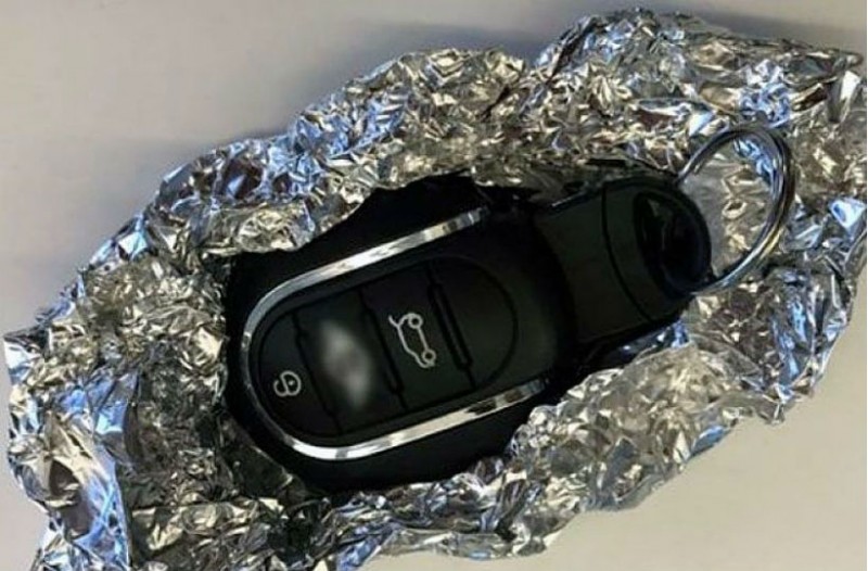 Γιατί όλο και περισσότεροι οδηγοί τυλίγουν τα κλειδιά του αυτοκινήτου σε αλουμινόχαρτο; Ο λόγος θα σε σοκάρει