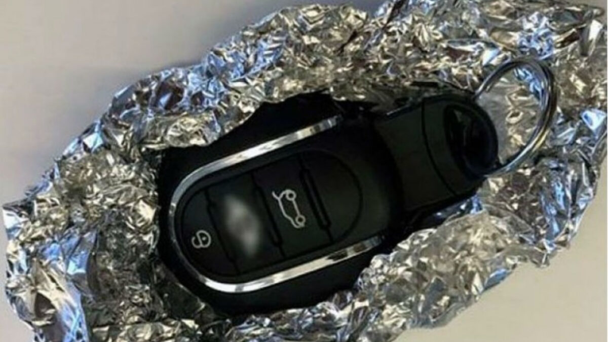 Γιατί όλο και περισσότεροι οδηγοί τυλίγουν τα κλειδιά του αυτοκινήτου σε αλουμινόχαρτο; Ο λόγος θα σε σοκάρει