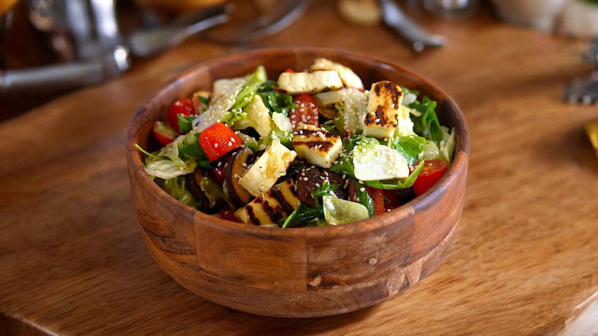 Γρήγορη σαλάτα με μανιτάρια και χαλούμι για βραδινό