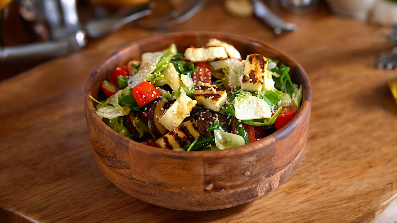 Γρήγορη σαλάτα με μανιτάρια και χαλούμι για βραδινό