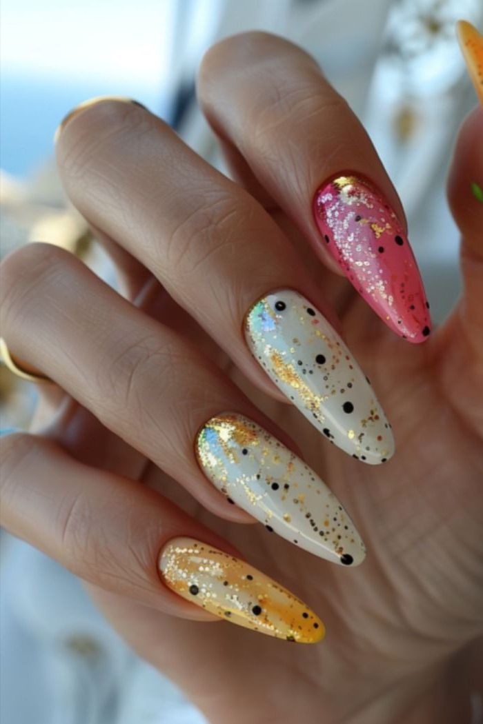 Ιδέες για σικ μανικιούρ με γκλίτερ σε όλες τις ανοιξιάτικες αποχρώσεις για το Πάσχα 2026