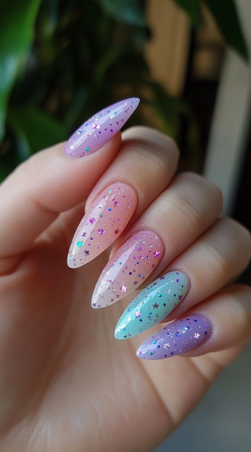 Ιδέες για σικ μανικιούρ με γκλίτερ σε όλες τις ανοιξιάτικες αποχρώσεις για το Πάσχα 2026