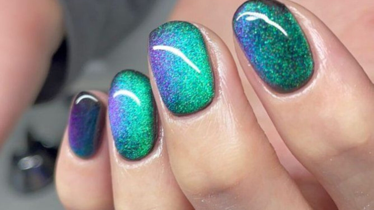 Ιδέες για σικ μανικιούρ με γκλίτερ σε όλες τις ανοιξιάτικες αποχρώσεις για το Πάσχα 2026