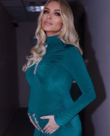 Κατερίνα Καινούργιου: Ο λόγος που δεν της αρέσει να εκθέτει τη φουσκωμένη κοιλίτσα της