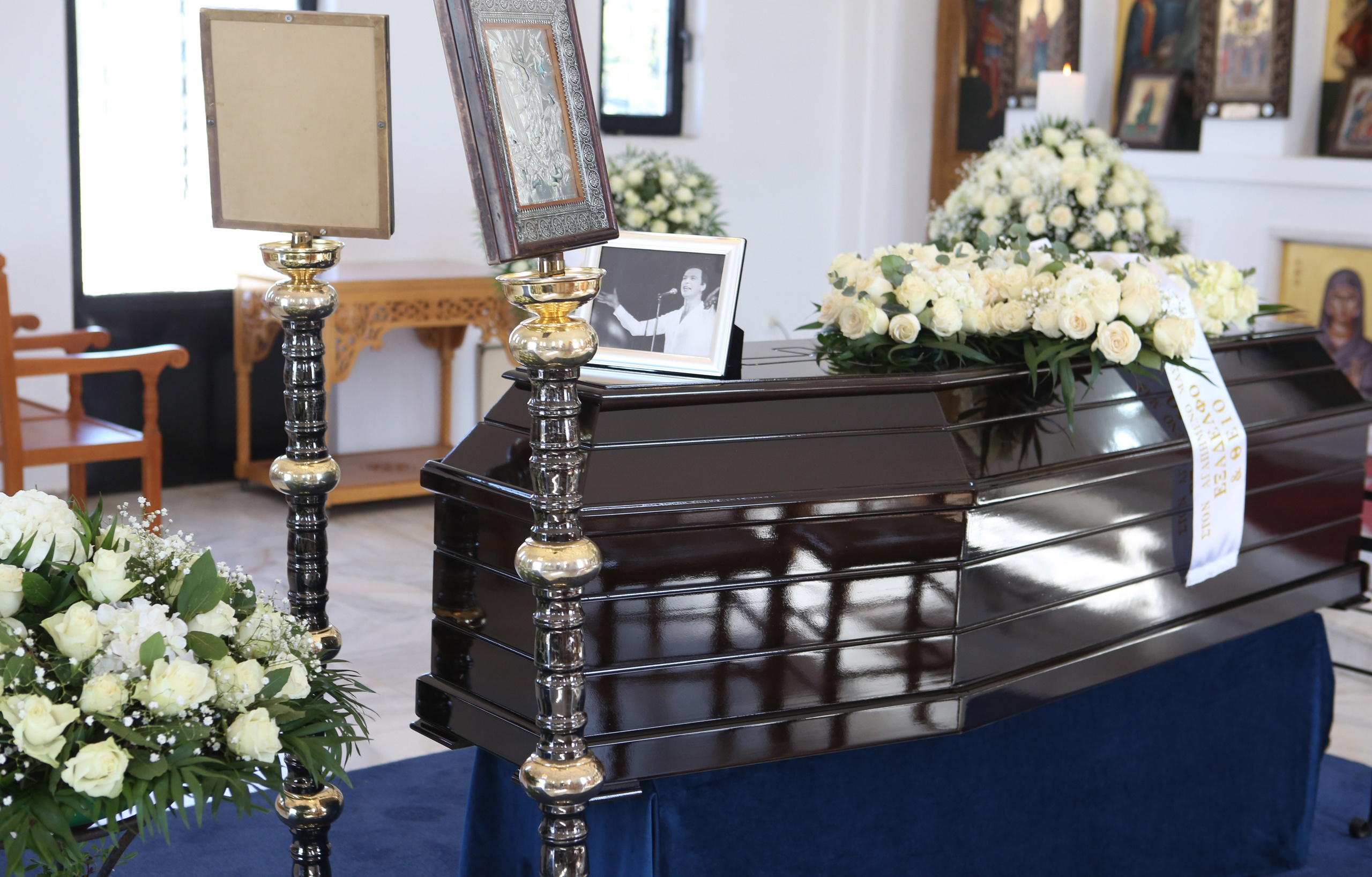 Κηδεία Γιώργου Μαρίνου: Σπαραγμός στο τελευταίο αντίο- Ραγίζει καρδιές το μήνυμα στο στεφάνι της Παγιατάκη