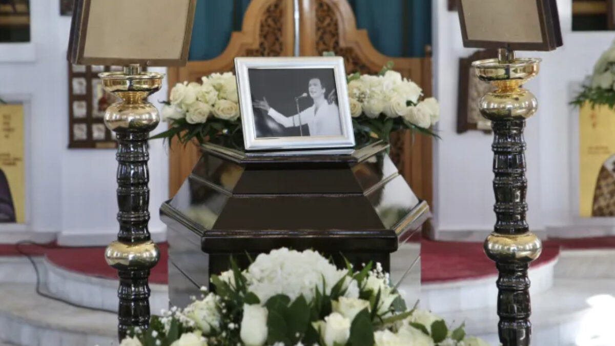Κηδεία Γιώργου Μαρίνου: Σπαραγμός στο τελευταίο αντίο- Ραγίζει καρδιές το μήνυμα στο στεφάνι της Παγιατάκη